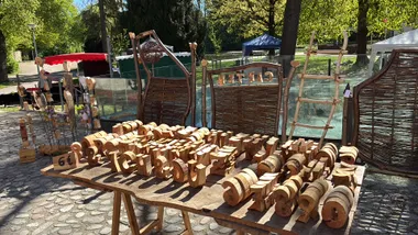 Holzbuchstaben am Stand